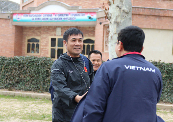 ĐT Việt Nam thích nghi tốt với với mặt sân nhân tạo tại Tajkistan - Ảnh 2.