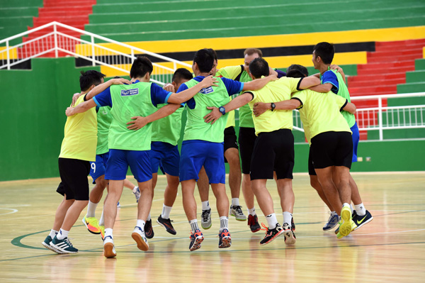 ĐT Futsal Việt Nam rạng rỡ đi shopping sau khi vượt qua vòng bảng World Cup - Ảnh 1.