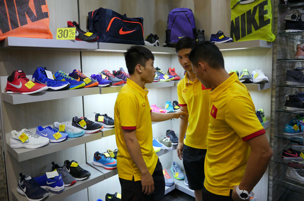 ĐT Futsal Việt Nam rạng rỡ đi shopping sau khi vượt qua vòng bảng World Cup - Ảnh 6.