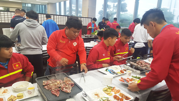 Cận cảnh nơi đóng quân và tập huấn của ĐT U20 Việt Nam tại Hàn Quốc - Ảnh 2.