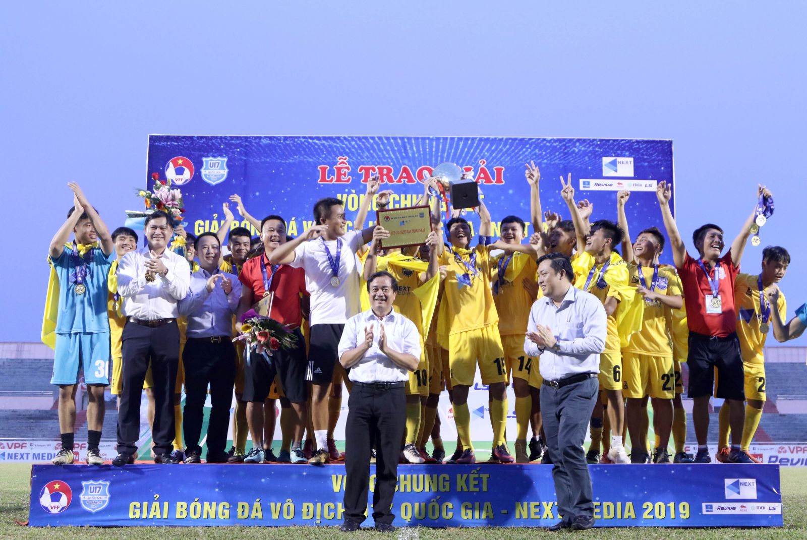 Thắng kịch tính trên chấm 11m, U17 Thanh Hóa đăng quang ngôi vô địch Quốc gia - Ảnh 9.