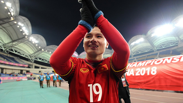 Với kĩ năng chơi bóng điêu luyện và sự nỗ lực không ngừng nghỉ, Nguyễn Quang Hải trở thành một trong những cầu thủ được yêu thích nhất của bóng đá Việt Nam. Hãy xem những bàn thắng đẹp mắt và các kỹ năng đặc biệt của anh chàng này trên sân cỏ.