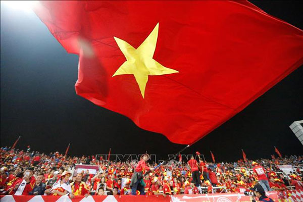 Cổ vũ bóng đá Việt Nam-Hàn Quốc: Trận đấu giữa hai đội tuyển bóng đá đã trở thành một sự kiện thể thao được mong đợi nhất giữa hai quốc gia. Không chỉ là cuộc so tài trên sân cỏ mà cả Việt Nam và Hàn Quốc cùng cổ vũ, đồng hành để thể hiện tinh thần thể thao chuyên nghiệp. Sự đoàn kết và tinh thần thể thao của hai quốc gia đã được khẳng định và tạo ra những dấu ấn sâu đậm trong lòng người hâm mộ.
