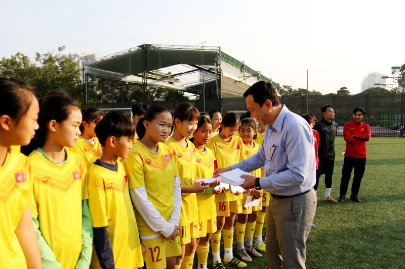 Lãnh đạo VFF ghé thăm thăm đội tuyển U13 và U15 bóng đá nữ Quốc Gia