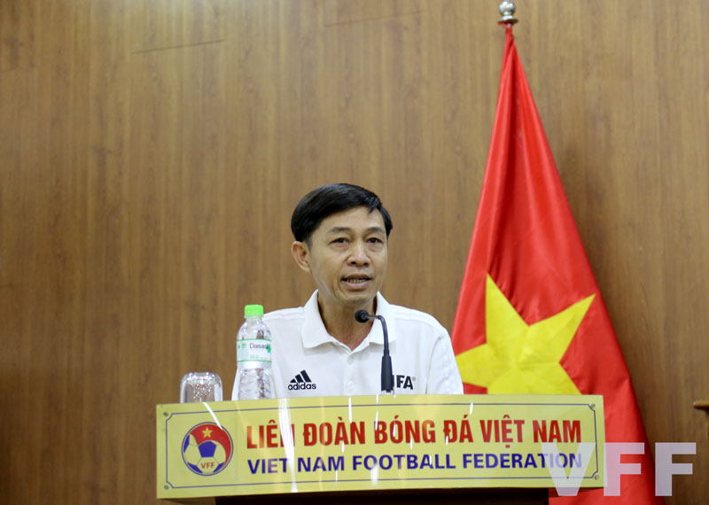 Trọng tài: Trọng tài là người không thể thiếu trong mỗi trận đấu bóng đá. Thật may mắn khi các trọng tài Việt Nam được đào tạo tốt và đang ngày càng thăng tiến trong sự nghiệp của mình. Hãy xem hình ảnh trọng tài quyết định đúng đắn và công bằng cho các đội thi đấu.