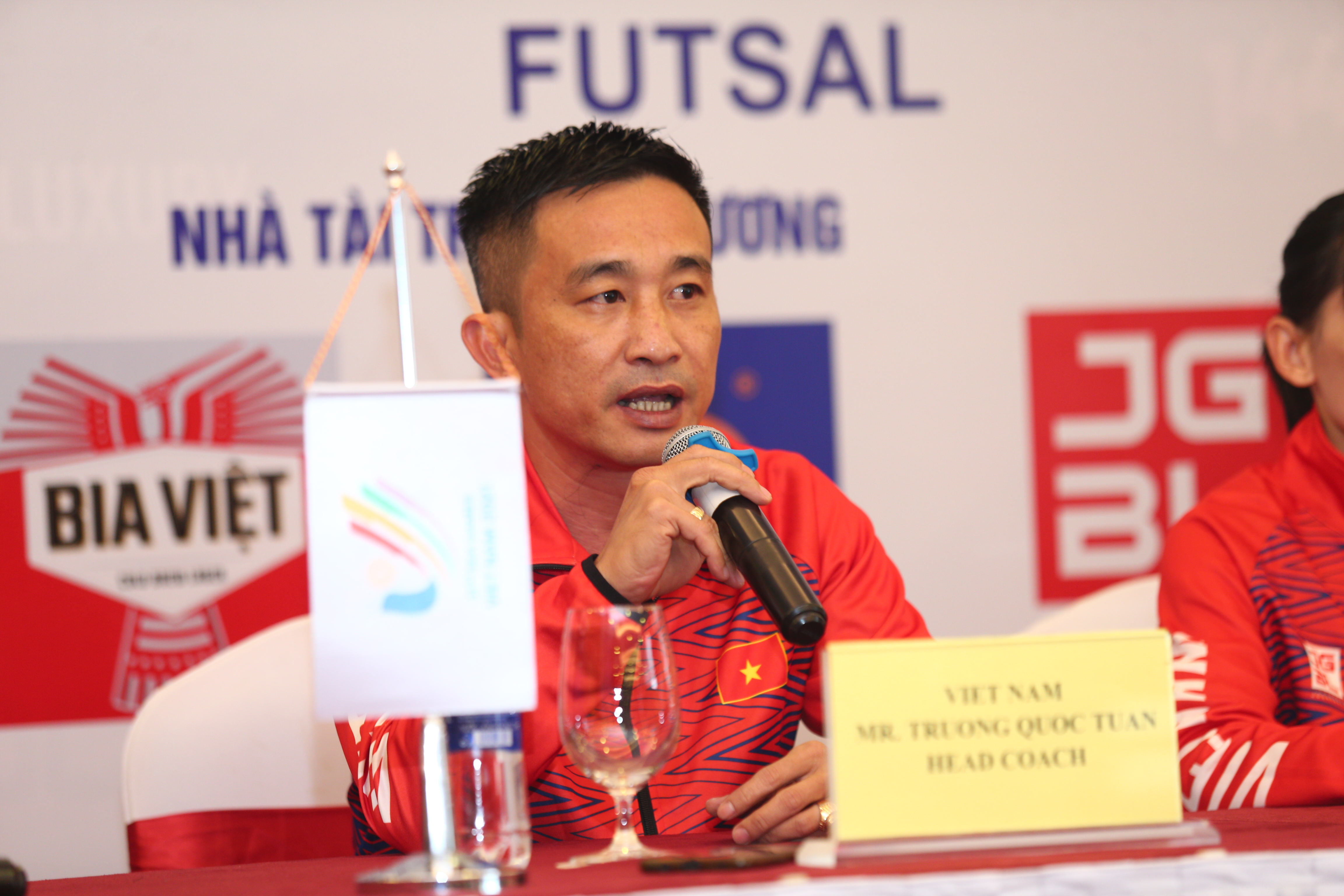Đội tuyển Futsal Nữ Việt Nam và Malaysia: Đội tuyển Futsal Nữ Việt Nam được xem là đối thủ sừng sỏ của đội tuyển Malaysia trong các giải đấu trong nước. Tuy nhiên, trong các giải đấu quốc tế, cả hai đội đều cho thấy một sự phát triển tích cực và sự cạnh tranh rất khốc liệt. Đặc biệt, các trận đấu giữa hai đội luôn mang đến những bất ngờ thú vị và kịch tính. Một lần nữa, đây chứng tỏ sức hấp dẫn của môn thể thao Futsal tại Việt Nam và Malaysia.