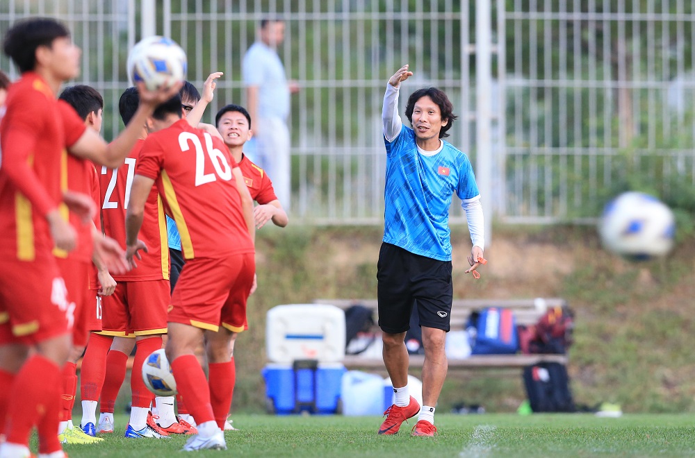 HLV Gong Oh Kyun: Đón xem HLV Gong Oh Kyun đưa bóng đá Việt Nam tiến xa hơn nữa trên đấu trường quốc tế. Sự kết hợp giữa tài năng và kinh nghiệm sẽ giúp đội tuyển Việt Nam trưởng thành và phát triển đáng kinh ngạc.