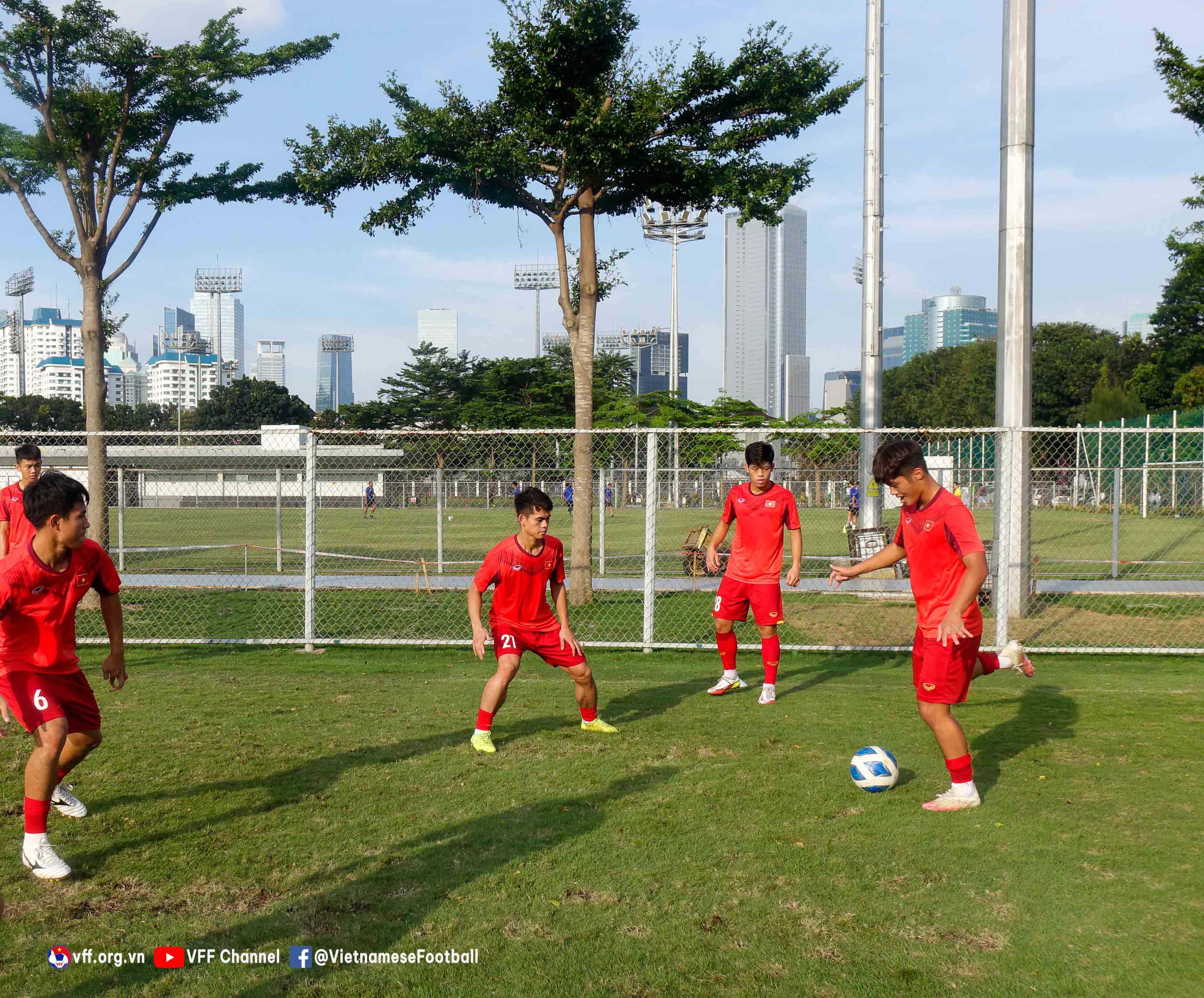 Trút bỏ tâm lý nặng nề, U19 Việt Nam hướng đến trận tranh hạng Ba tại Giải U19 Đông Nam Á 2022 - Ảnh 9.