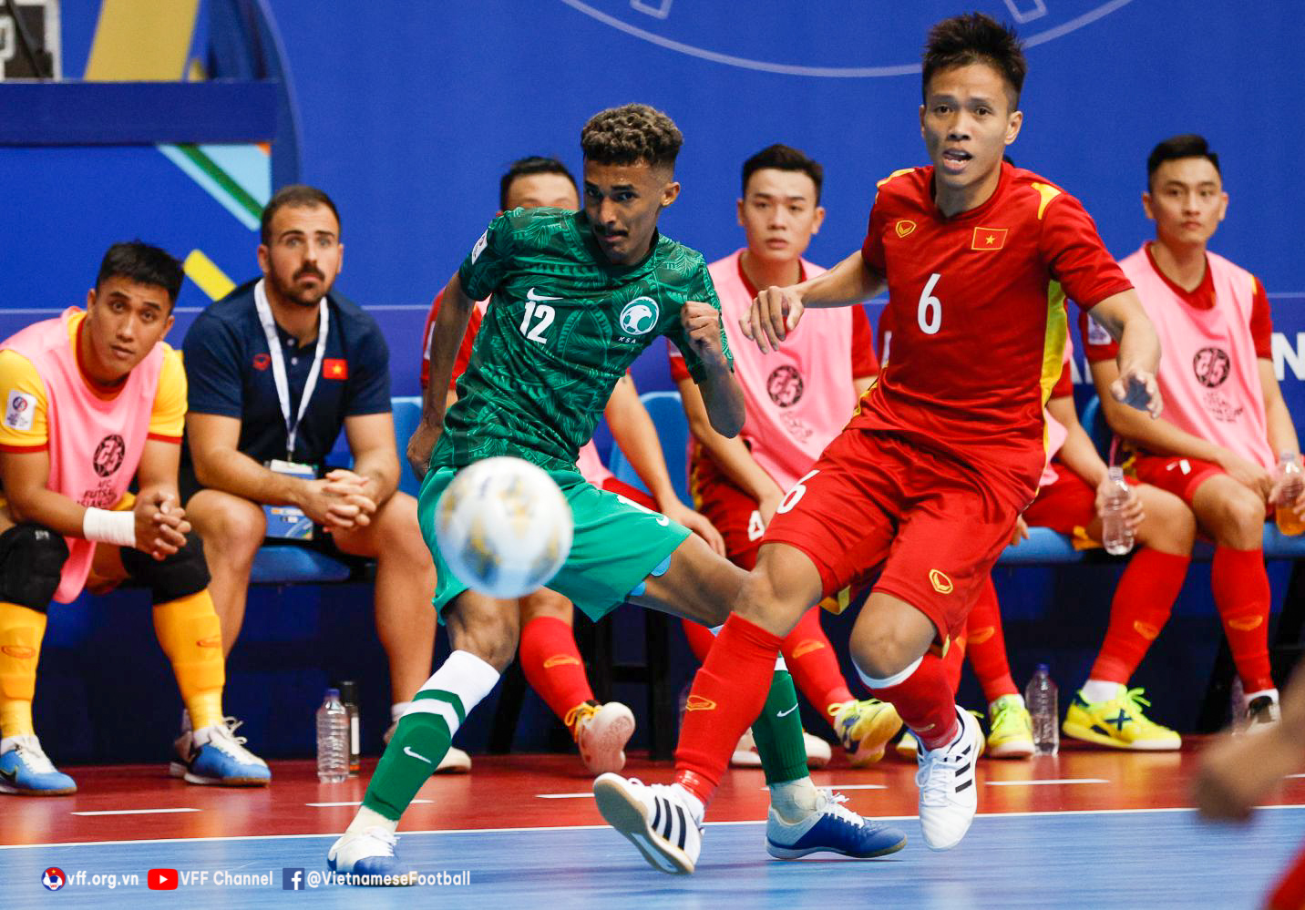 Thắng Ả-rập Xê-út 3-1, ĐT futsal Việt Nam vươn lên đầu bảng - Ảnh 1.