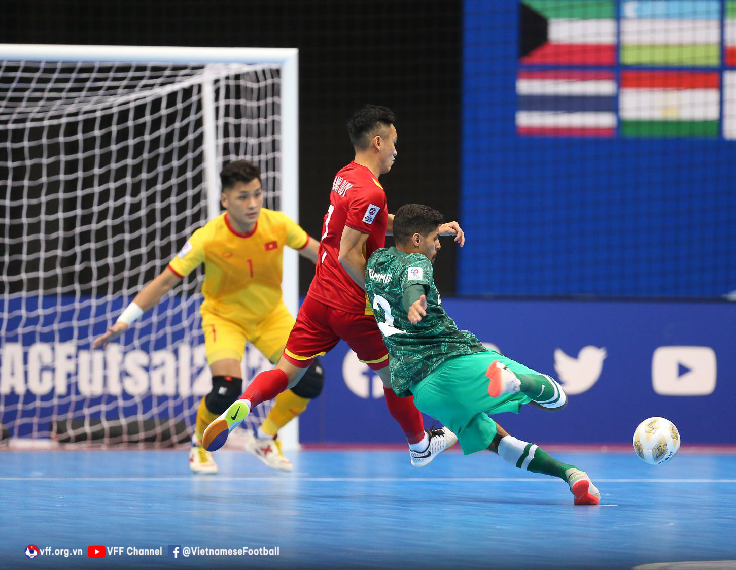 Thắng Ả-rập Xê-út 3-1, ĐT futsal Việt Nam vươn lên đầu bảng - Ảnh 2.
