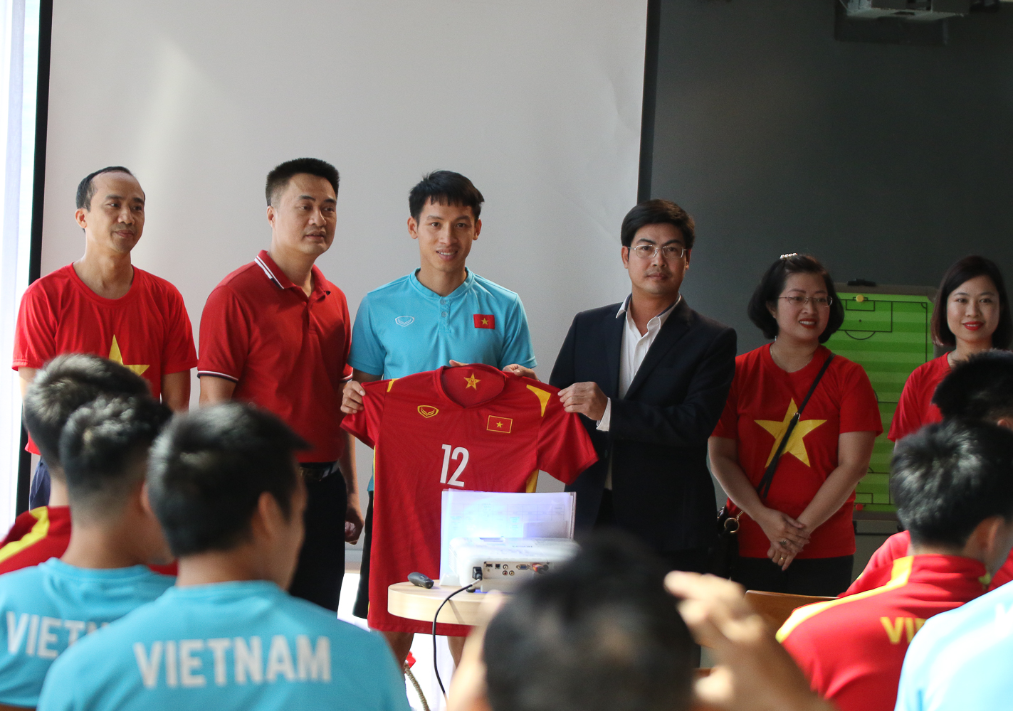 Đại sứ quán Việt Nam tại Thái Lan thăm và động viên ĐTQG Việt Nam trước trận chung kết lượt về  - Ảnh 2.