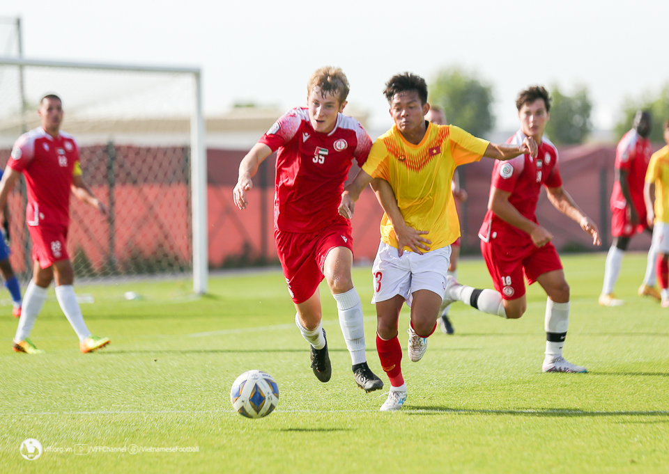 Phung phí cơ hội, U20 Việt Nam để thua tối thiểu trước Dubai City FC - Ảnh 3.