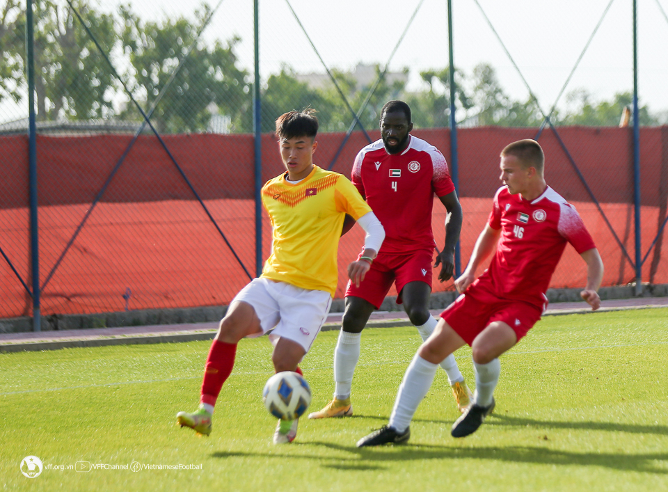 Phung phí cơ hội, U20 Việt Nam để thua tối thiểu trước Dubai City FC - Ảnh 1.