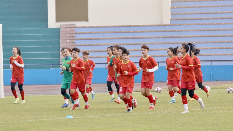 ĐT U20 nữ Việt Nam có buổi tập đầu tiên trên sân Việt Trì  - Ảnh 1.