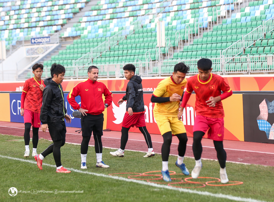 ĐT U20 Việt Nam tập hồi phục, tích cực chuẩn bị cho trận kế tiếp gặp U20 Iran - Ảnh 4.