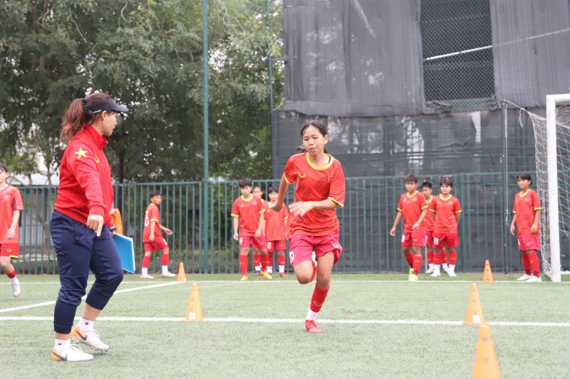 U17 nữ Việt Nam lên đường đi tập huấn tại Nhật Bản - Ảnh 1.
