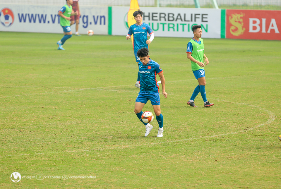 ĐT Việt Nam và U23 Việt Nam tích cực tập luyện trên cùng một sân - Ảnh 3.