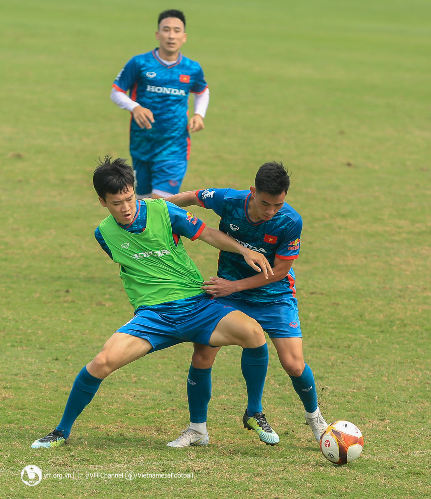 ĐT Việt Nam và U23 Việt Nam tích cực tập luyện trên cùng một sân - Ảnh 2.