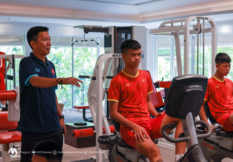 ทีมเวียดนาม U17 เริ่มทรงตัวและฟื้นตัวอย่างแข็งขันหลังจากมาถึงประเทศไทย