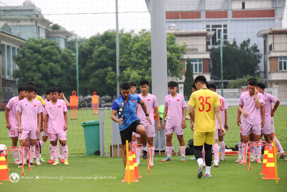 Đội tuyển U16 Việt Nam hứng khởi bước vào buổi tập đầu tiên - Ảnh 1.