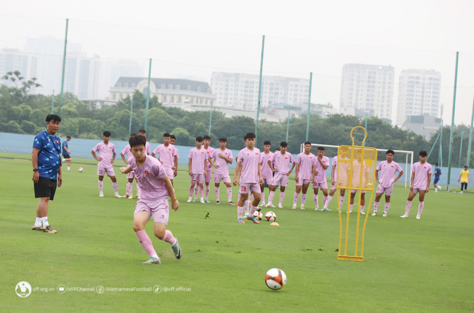 Đội tuyển U16 Việt Nam hứng khởi bước vào buổi tập đầu tiên - Ảnh 3.