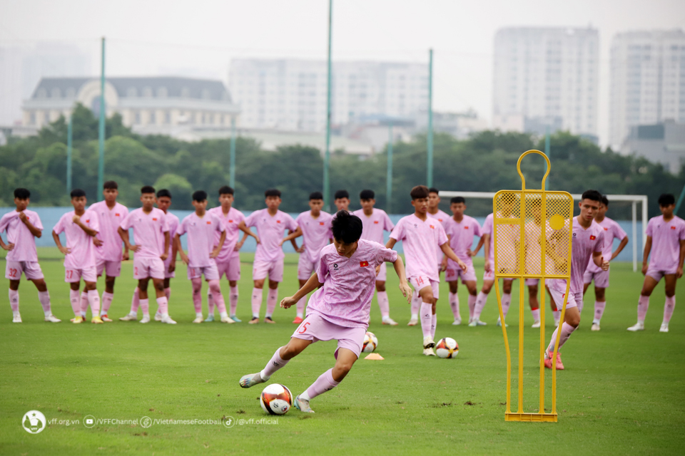 Đội tuyển U16 Việt Nam hứng khởi bước vào buổi tập đầu tiên - Ảnh 4.