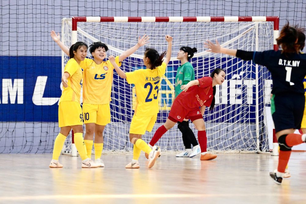 Lượt đấu cuối cùng Giải futsal nữ VĐQG 2025 khép lại với một cơn mưa bàn thắng. Ở trận đấu sớm nhất, TP. HCM (áo vàng) dễ dàng vượt qua PP Hà Nam để về đích với ngôi á quân.
