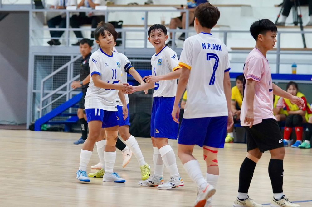 Dù để thua Hà Nội, nhưng kết quả này không ảnh hưởng tới Thái Sơn Nam TP.HCM (áo trắng) khi họ vốn đã là nhà vô địch trước một lượt đấu.