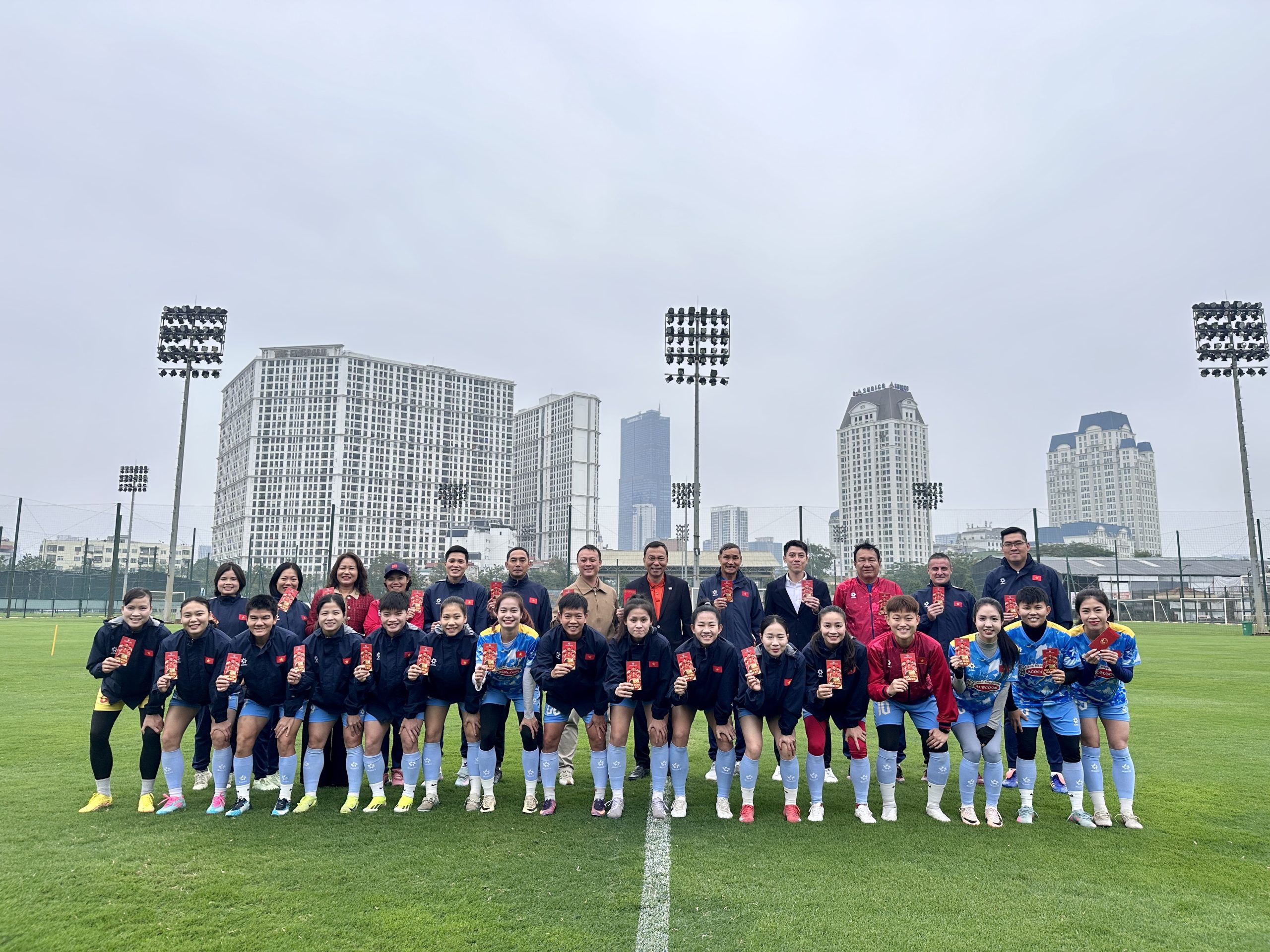 Chủ tịch LĐBĐVN Trần Quốc Tuấn chúc mừng năm mới tới Ban huấn luyện và các cầu thủ đội tuyển nữ Việt Nam