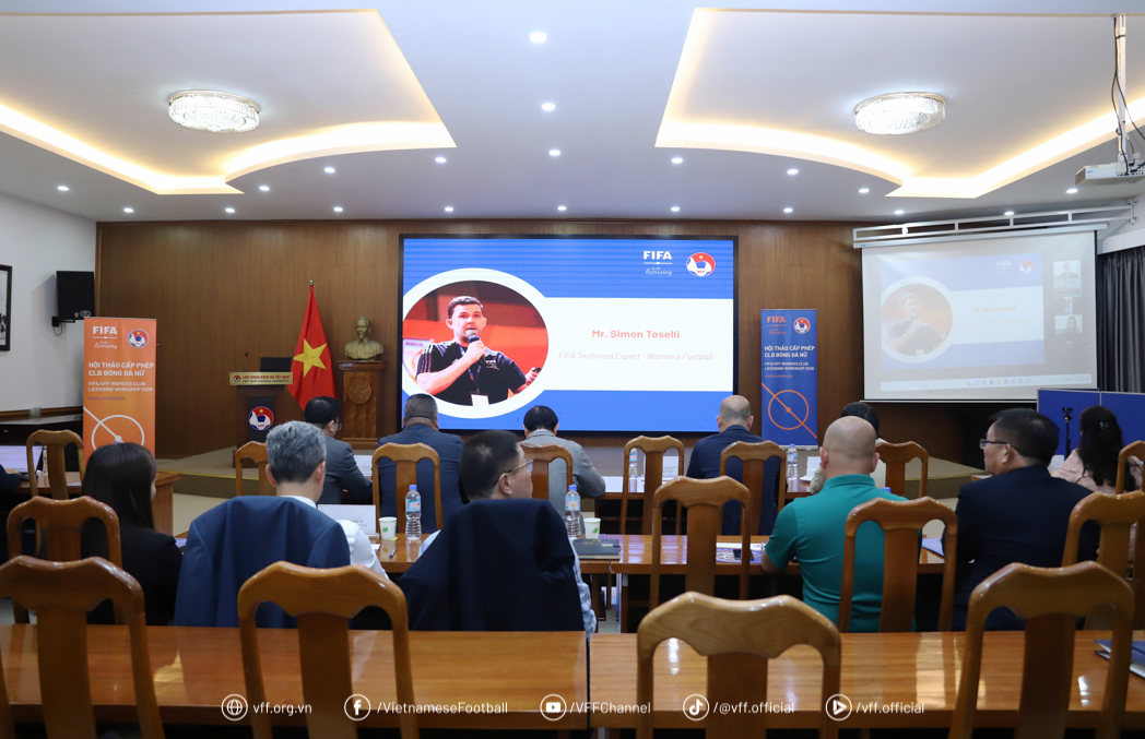 Ông Simon Toselli - Chuyên gia kỹ thuật bóng đá nữ của FIFA có những tham vấn phục vụ hội thảo