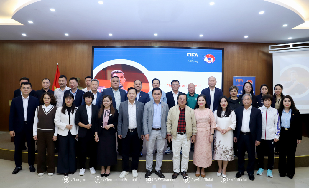 Các thành viên tham dự hội thảo Cấp phép Câu lạc bộ Bóng đá nữ năm 2026 chụp ảnh lưu niệm