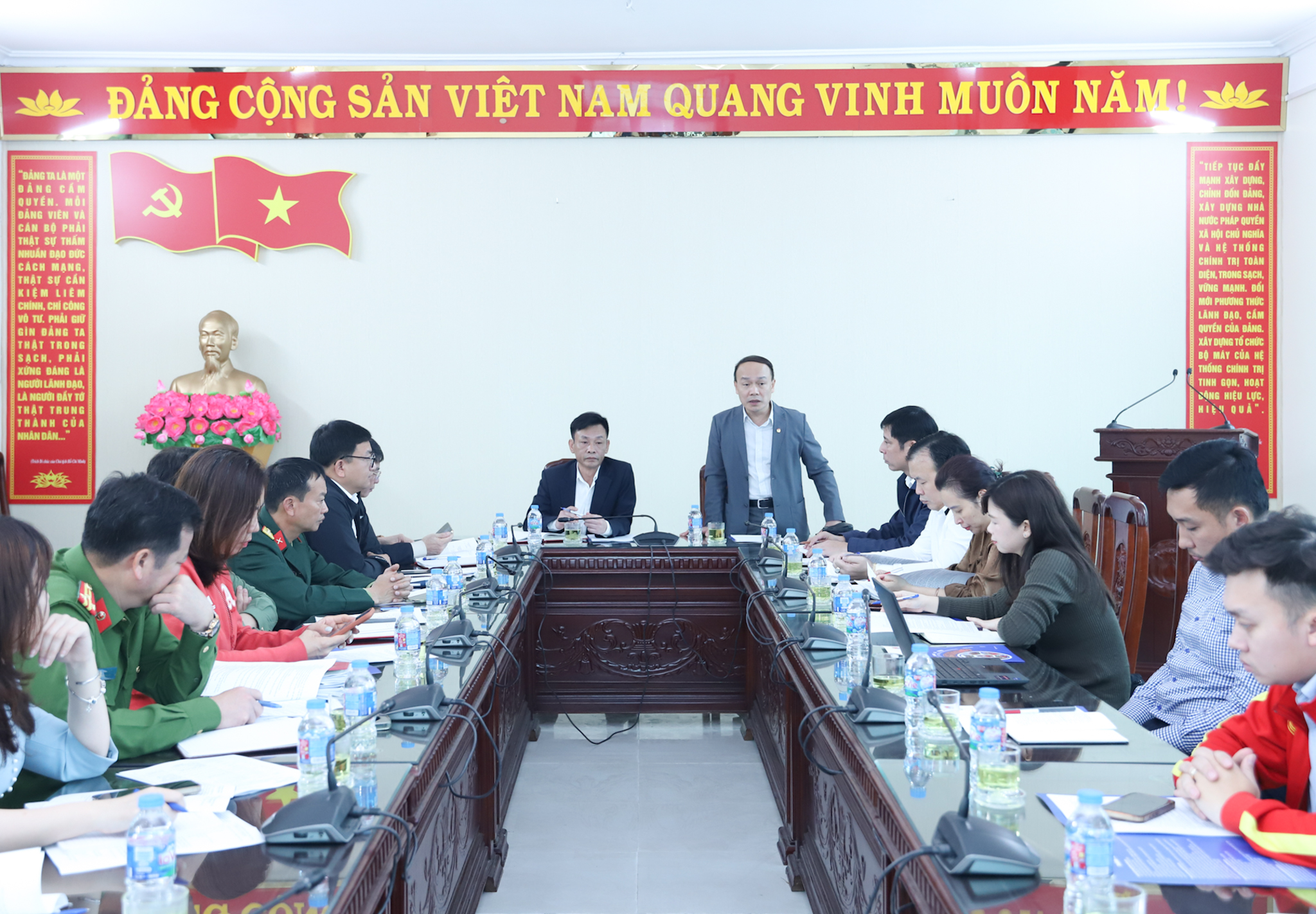 Tổng Thư ký Nguyễn Văn Phú đánh giá cao điều kiện cơ sở vật chất cũng như bầu không khí bóng đá cuồng nhiệt tại Ninh Bình