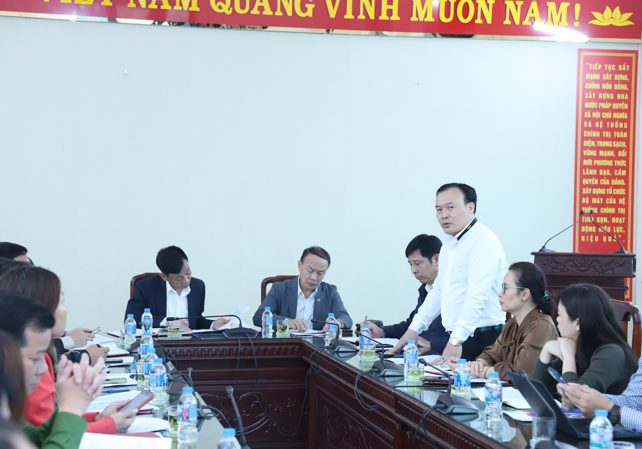 Các bên đã rà soát kế hoạch phối hợp tổ chức trận đấu, tập trung vào các nội dung trọng tâm như cơ sở vật chất, an ninh – an toàn, y tế, hậu cần, thương mại và truyền thông