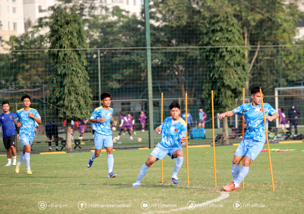 U19 Việt Nam ch&iacute;nh thức hội qu&acirc;n, HLV Nhật Bản 'đứng ngồi kh&ocirc;ng y&ecirc;n' trước thềm AFF Cup 2026